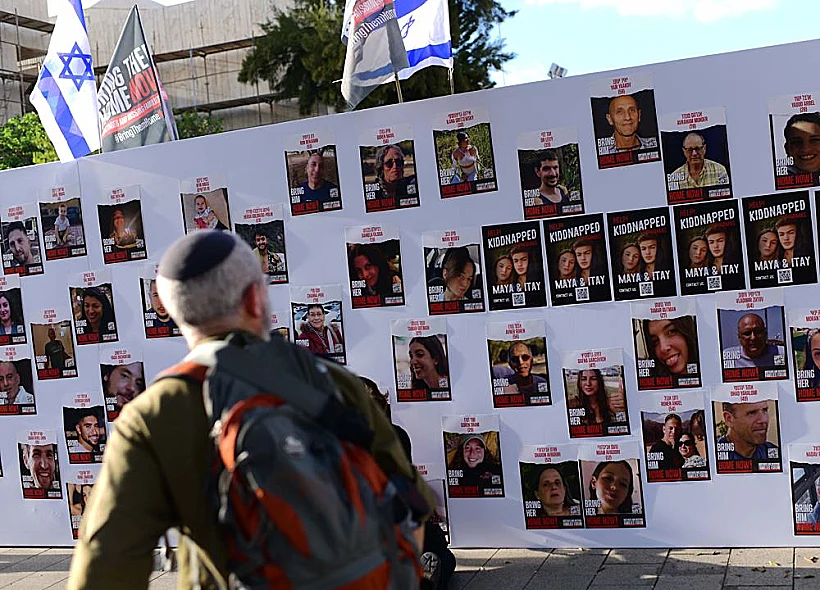 קיר עם שמות החטופים בת"א
