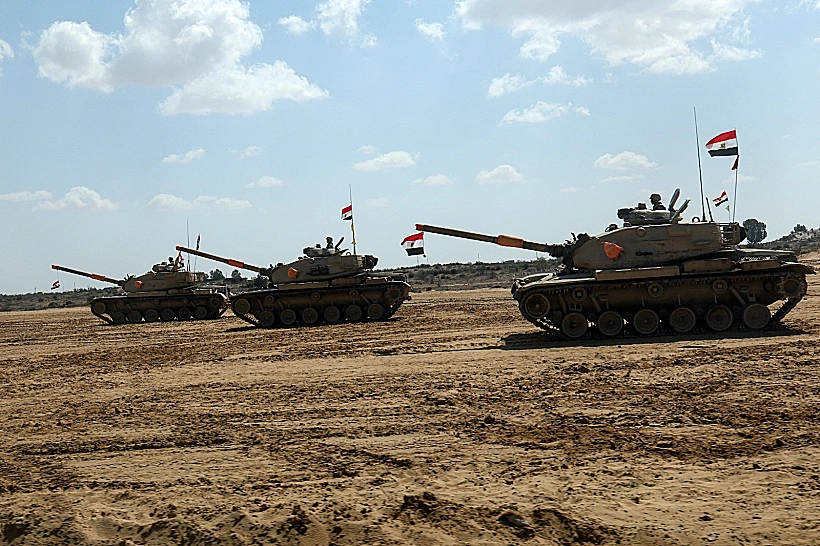 טנקים של צבא מצרים ליד מעבר רפיח