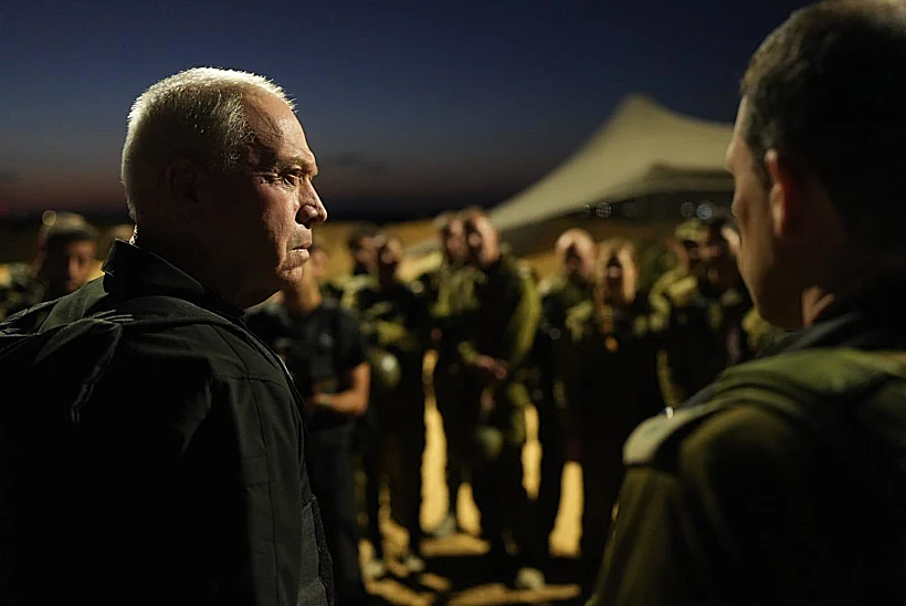 שר הביטחון יואב גלנט בשטחי הכינוס סמוך לגבול עזה