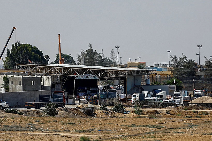 משאיות עם ציוד הומניטרי במעבר רפיח