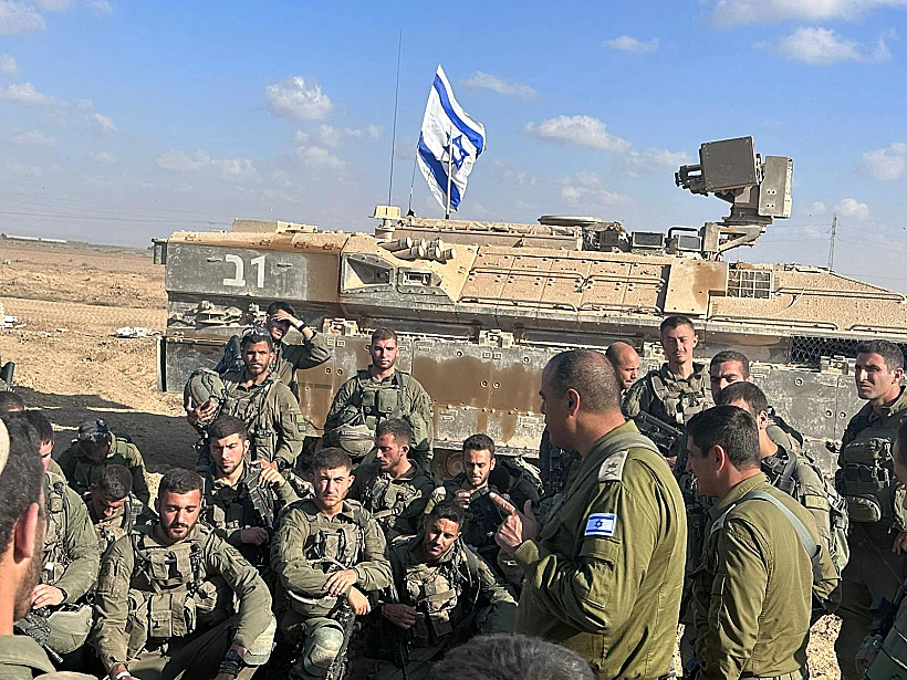 מפקד זרוע היבשה אלוף תמיר ידעי עם לוחמים בדרום