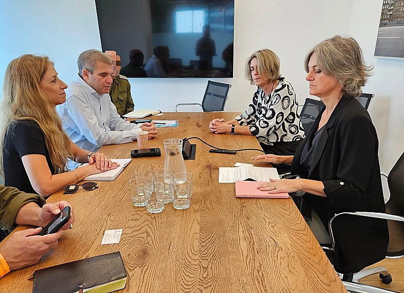 הממונה על החטופים גל הירש עם נציגות הצלב האדום