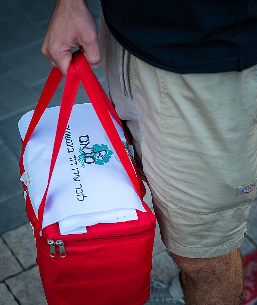 משלוח של ארוחה חמה במיזם שמנציח את עידו דוד ביננשטוק ז"ל