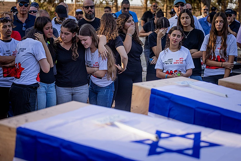 הלווייתן של בנות משפחת שרעבי - ליאן, נויה ויהל - שנרצחו בקיבוץ בארי