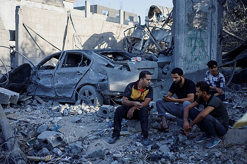 פלסטינים באזור בו תקף צה"ל בחאן יונס