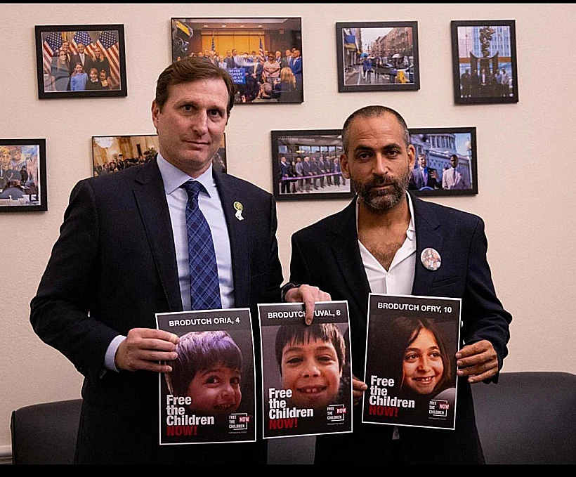 חרבות ברזל אביחי ברודץ׳, האב שילדיו ואשתו נחטפו לעזה וחבר הקונגרס דניאל גולדמן עם תמונות ילדיו החטופים