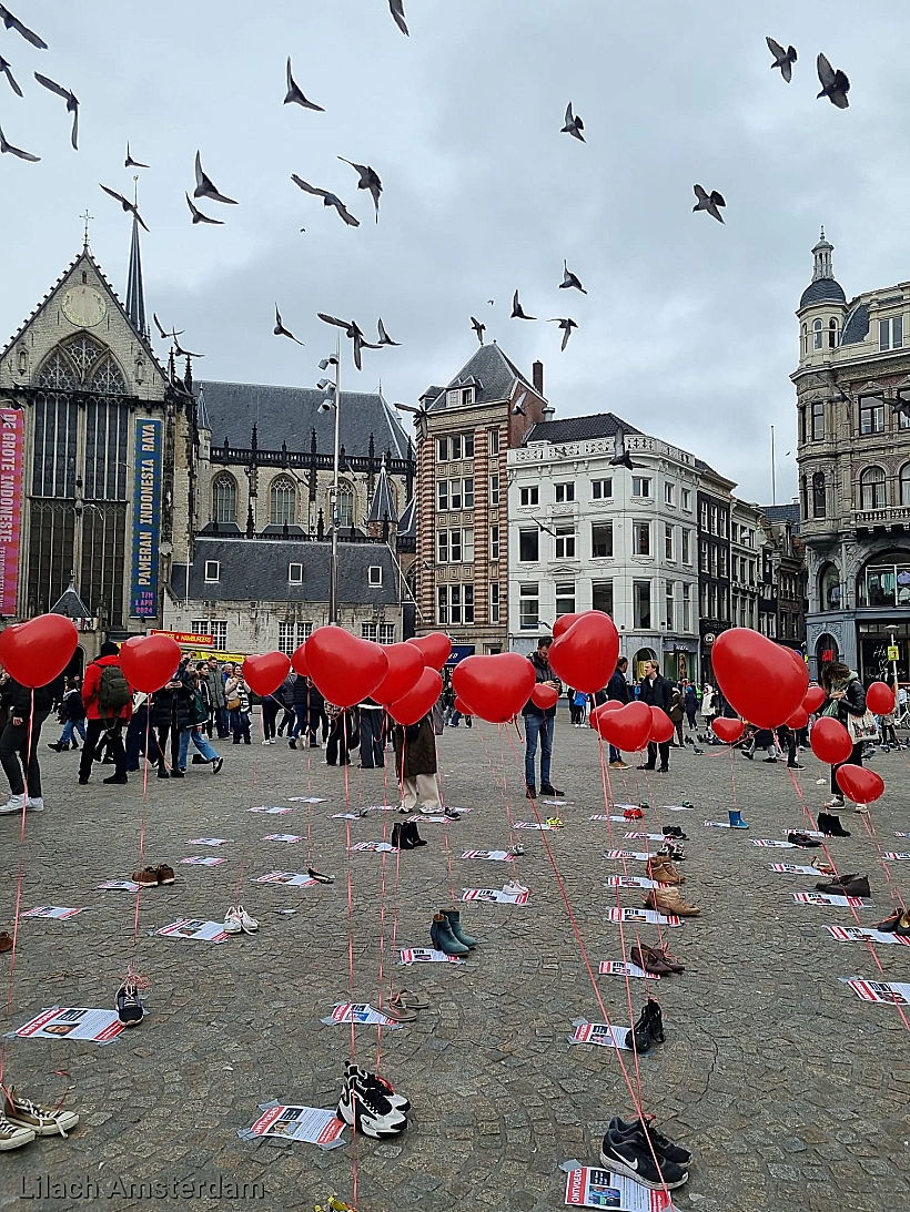 כרזות ומיצב באמסטרדם