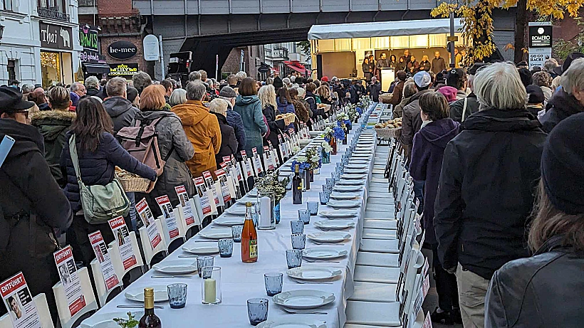 שולחן שישי ריק מחכה לחטופים שישובו בברלין