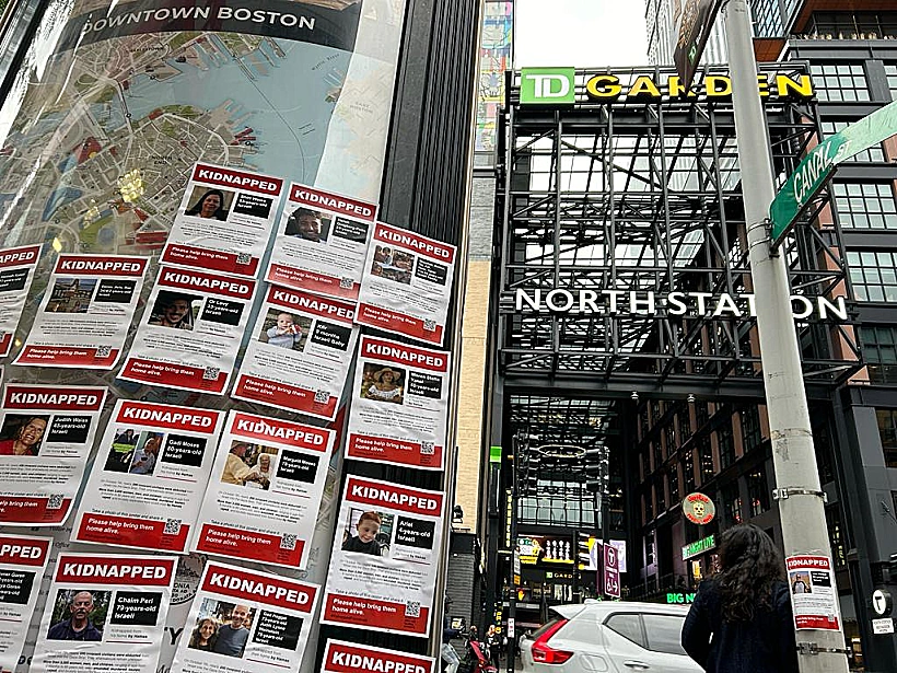 כרזות בתחנת רכבת בבוסטון
