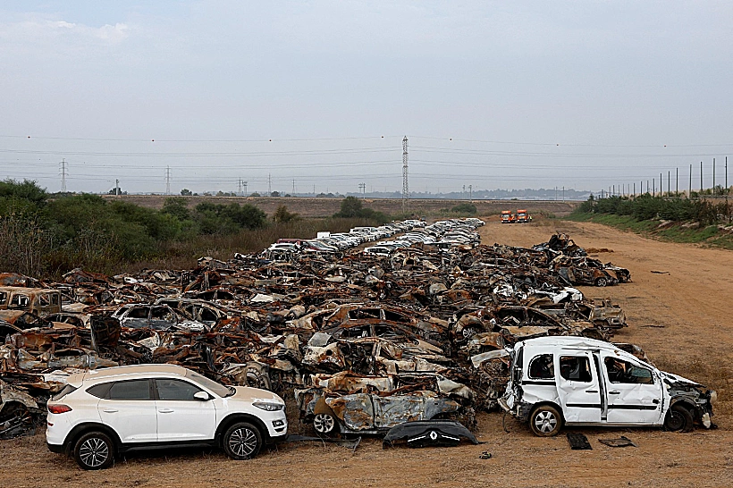 המכוניות ההרוסות אחרי הטבח במסיבה ברעים