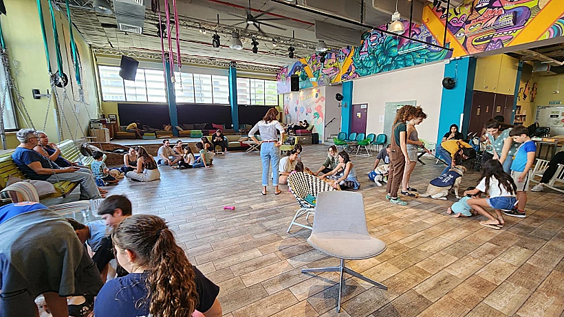 אברהם הוסטל