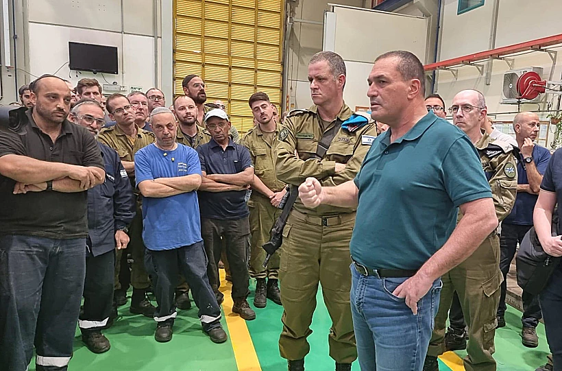 מנכ"ל משרד הביטחון אייל זמיר ועובדי המפעלים