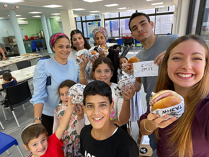 מבשלת הבירה הישראלית ג'מס ולקט ישראל בשיתוף פעולה חלוקת ארוחות חמות.