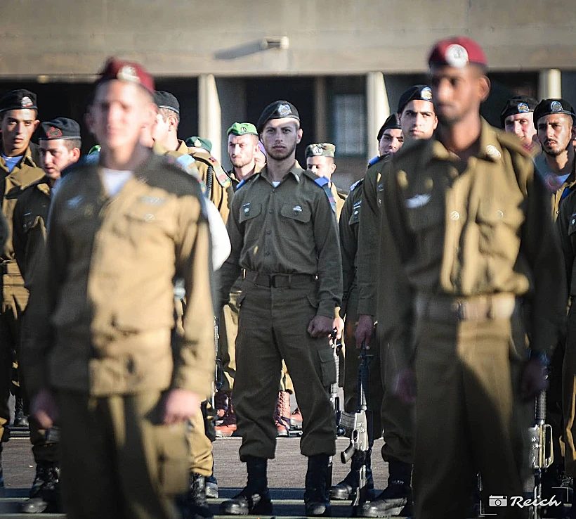 סגן אריאל רייך (במרכז) שנפל ברצועת עזה חרבות ברזל