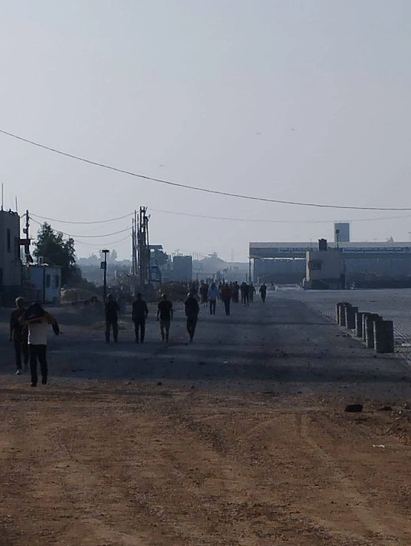 פועלים מעזה חוזרים לרצועה דרך מעבר כרם שלום