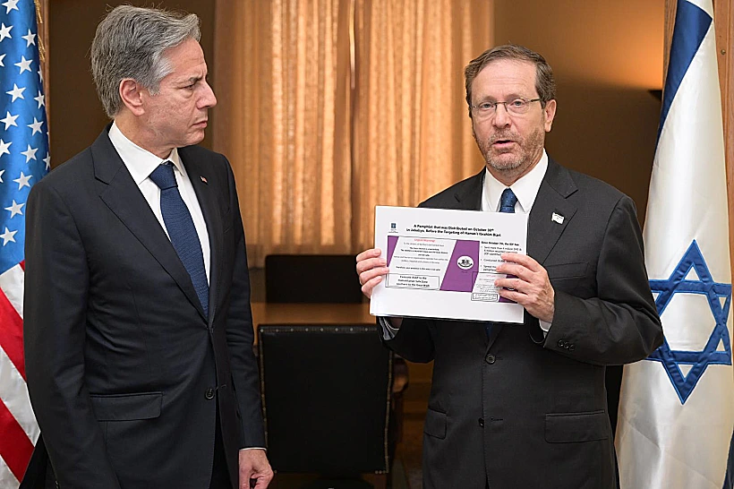 הרצוג מציג את העלון עזה חרבות ברזל