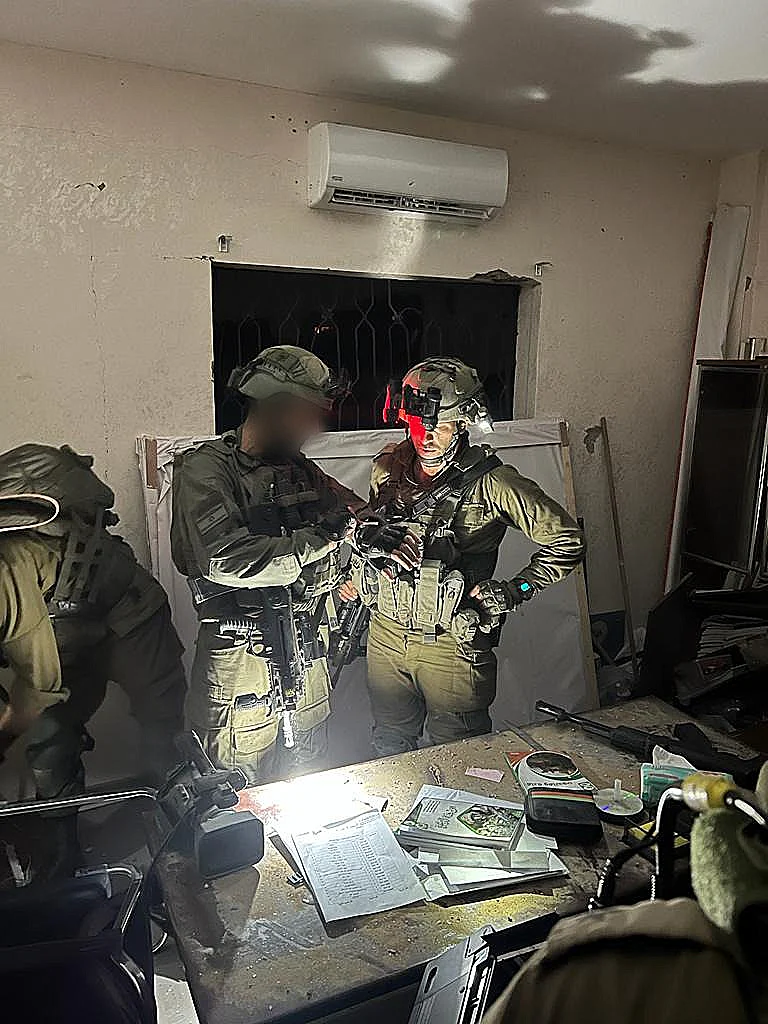 לוחמים עם החומרים שאותרו