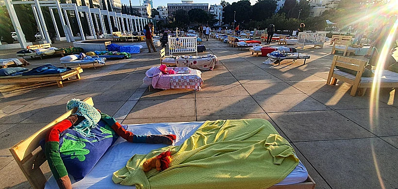 המיטות הריקות בכיכר הבימה