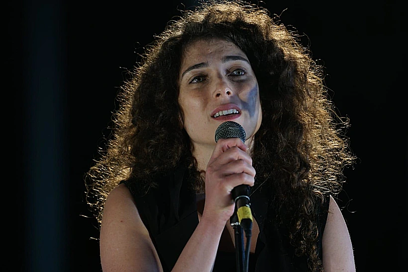 רוני דלומי, הבימה, מיצג המיטות הריקות למען השבויים והחטופים