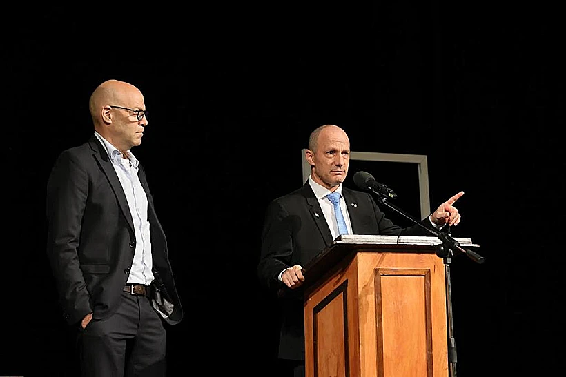 ראובן עזר, שגריר ישראל ברומניה, ואורן יצחקי מנכ"ל עמותת "נא לגעת"