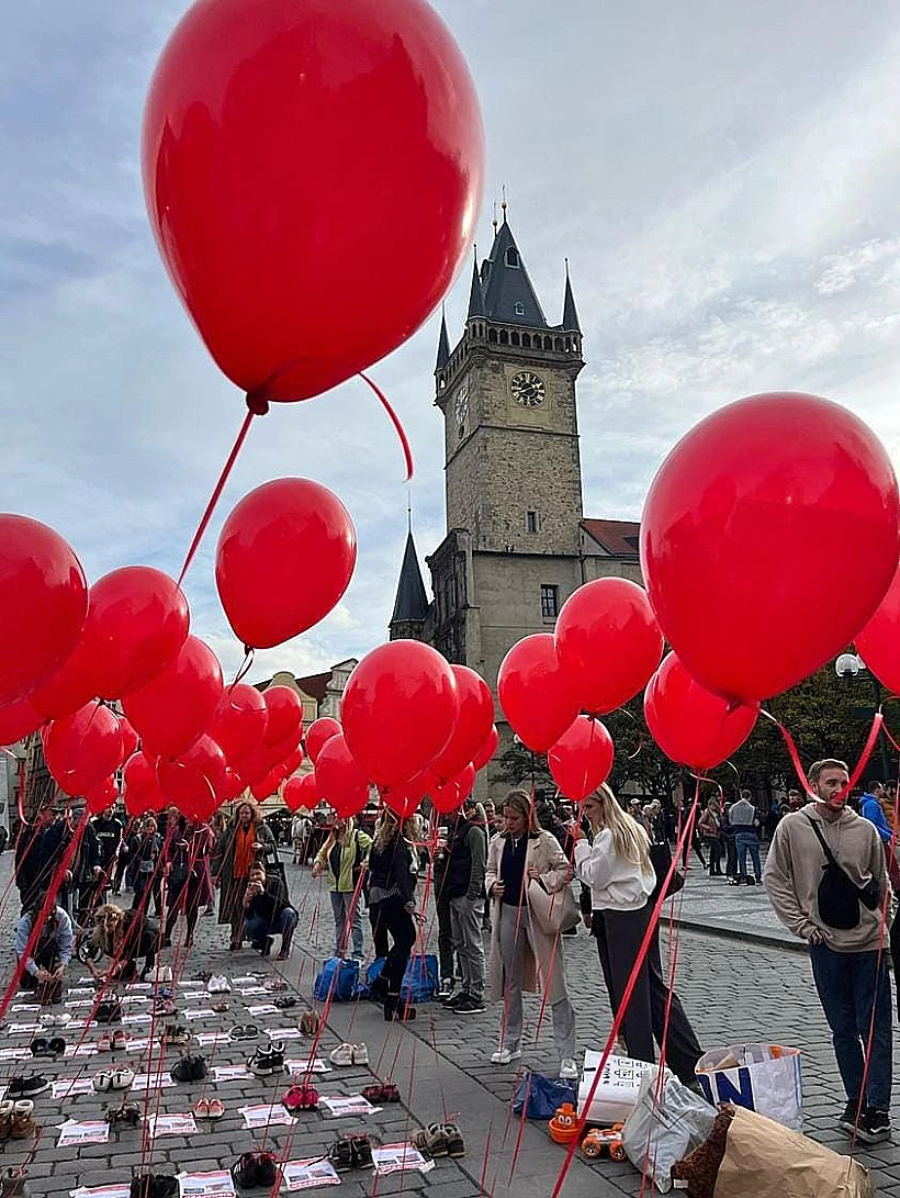מיצב למען החטופים במרכז פראג