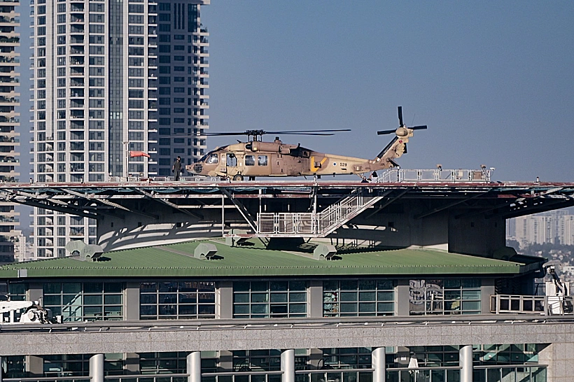 מסוק צה״ל מנחית לוחמים פצועים מעזה על גג ביה״ח איכילוב בת״א