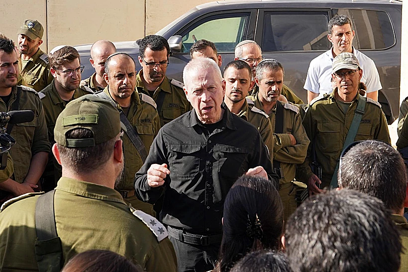 השר גלנט עם לוחמי המילואים שפועלים ברצועת עזה