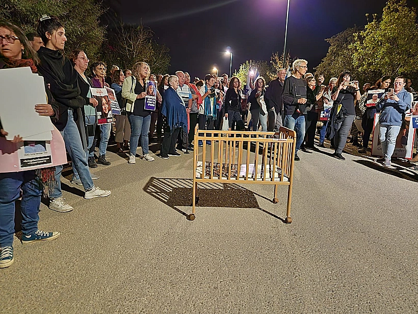 עגלה ריקה שהוצבה מחוץ לביתו של גלנט