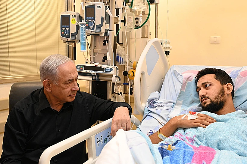 חרבו ברל נתניהו בביקור פצועים בביה"ח ברזילי