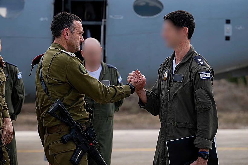 הרמטכ"ל עם טייס חיל האוויר, לפני טיסתו בשמי הרצועה