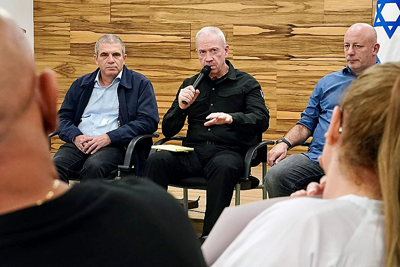 חרבות ברזל שר הביטחון גלנט בפגישה עם משפחות החטופים