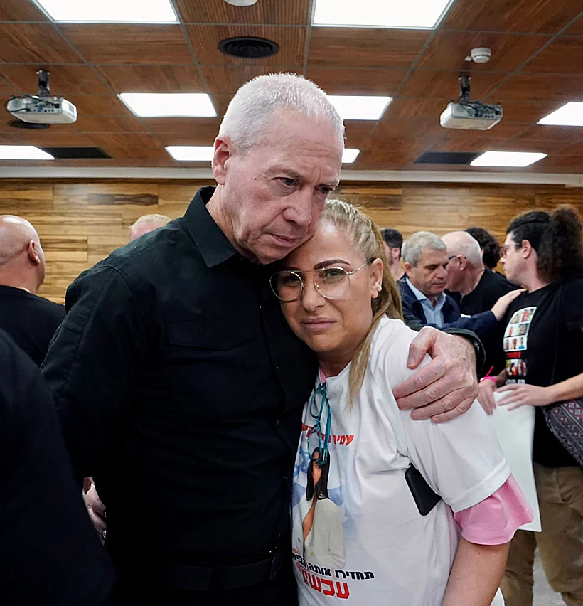 חרבות ברזל שר הביטחון גלנט בפגישה עם משפחות החטופים