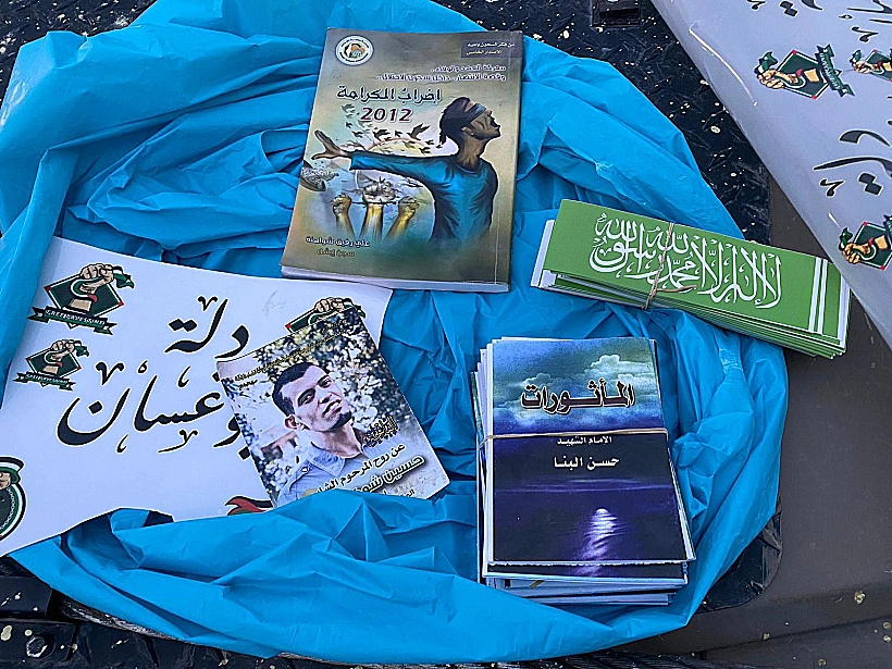 חומרי הסתה לטרור שנתפסו בפשיטה באיו"ש חרבות ברזל