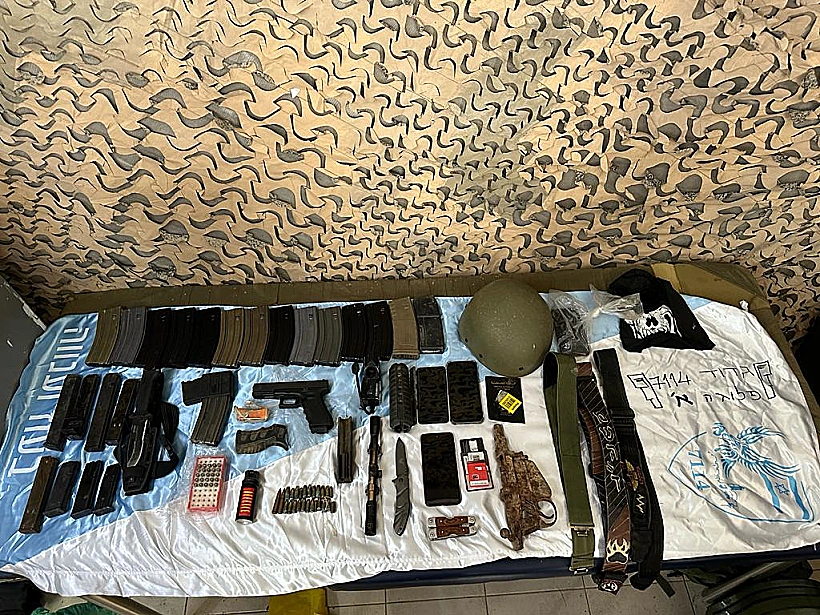 אמל"ח שנתפסו בפשיטה באיו"ש חרבות ברזל