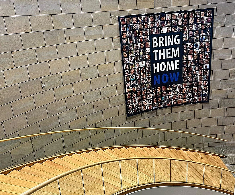 שלט להחזרת החטופים בבניין הפרלמנט של מדינת נורדריין- ווסטפליה