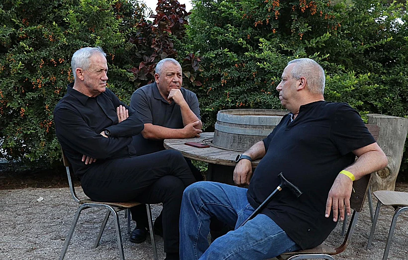 השרים גנץ ואיזנקוט עם ראש המועצה האזורית אשכול גדי ירקוני