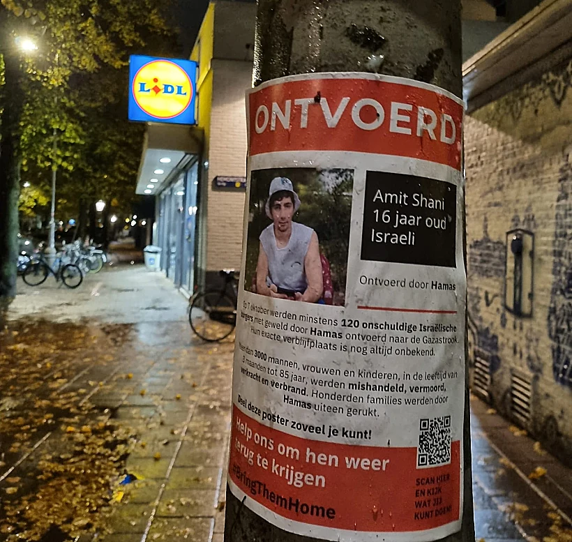 כרזות למען החטופים באמסטרדם