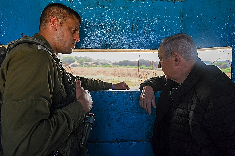נתניהו במהלך הביקור בבסיס זיקים חרבות ברזל