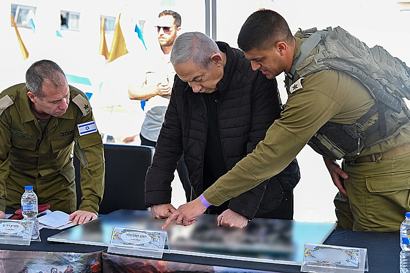 נתניהו במהלך הביקור בבסיס זיקים חרבות ברזל