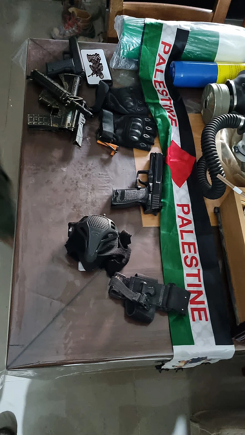 אמצעי הלחימה שהוחרמו במהלך הלילה ע"י כוחות הביטחון חרבות ברזל מחבל חמאס יהודה ושומרון