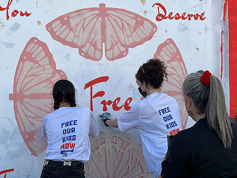 קירות מדברים למען הילדים החטופים