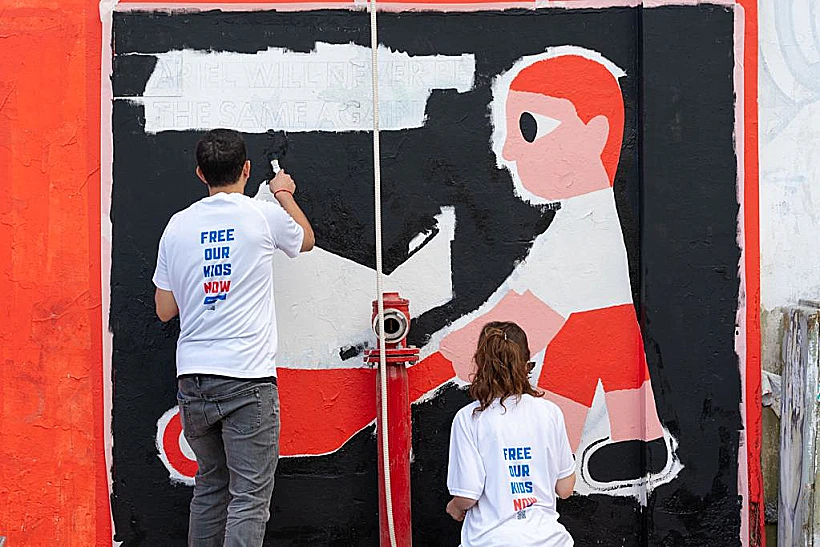 קירות מדברים למען הילדים החטופים