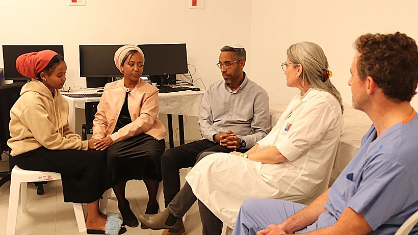 משפחתו של סמ"ר יהונתן יצחק סמו בבית החולים שניידר חרבות ברזל