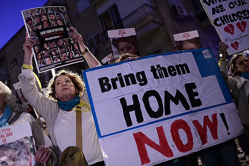 הפגנה למען שחרור החטופים מול משרדי יוניצ״ף בתל אביב