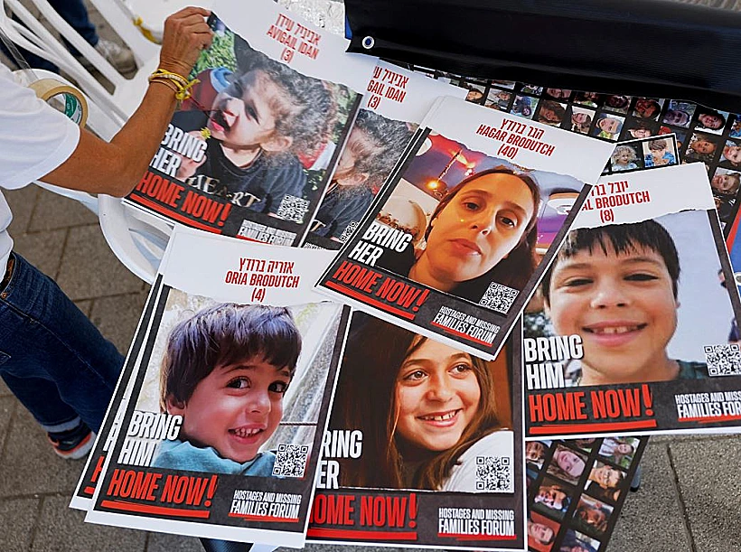 שלטים עם תמונות חלק מהחטופים