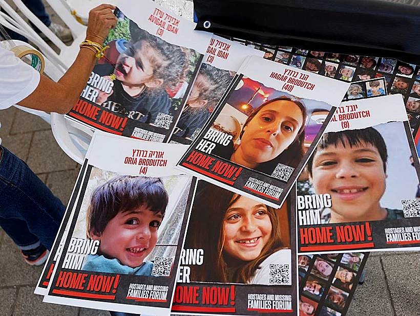 שלטים עם תמונות ושמות חטופים בתל אביב