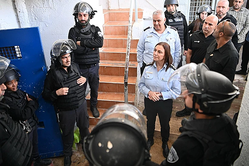 נציבת בתי הסוהר, רב-גונדר קטי פרי עם סוהרי שב״ס