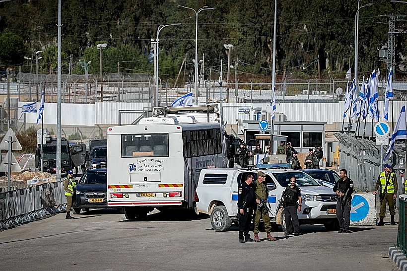 האסירים המשוחררים בדרכם לכלא עופר