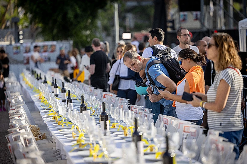 ממתינים בציפייה בכיכר החטופים בתל אביב