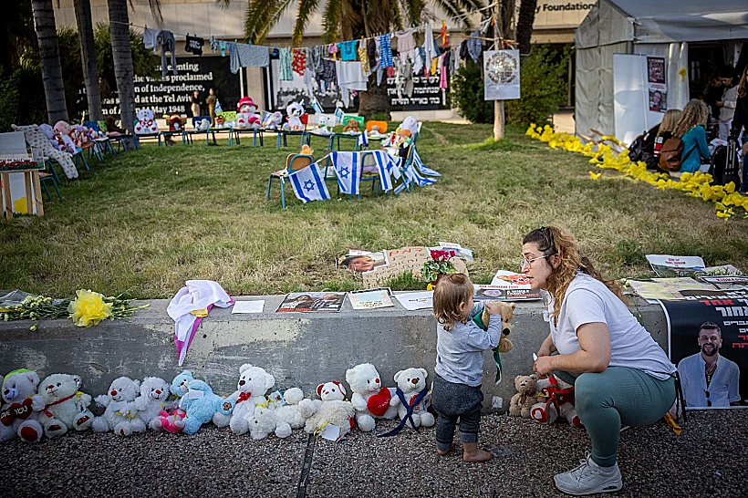 ממתינים בציפייה בכיכר החטופים בתל אביב